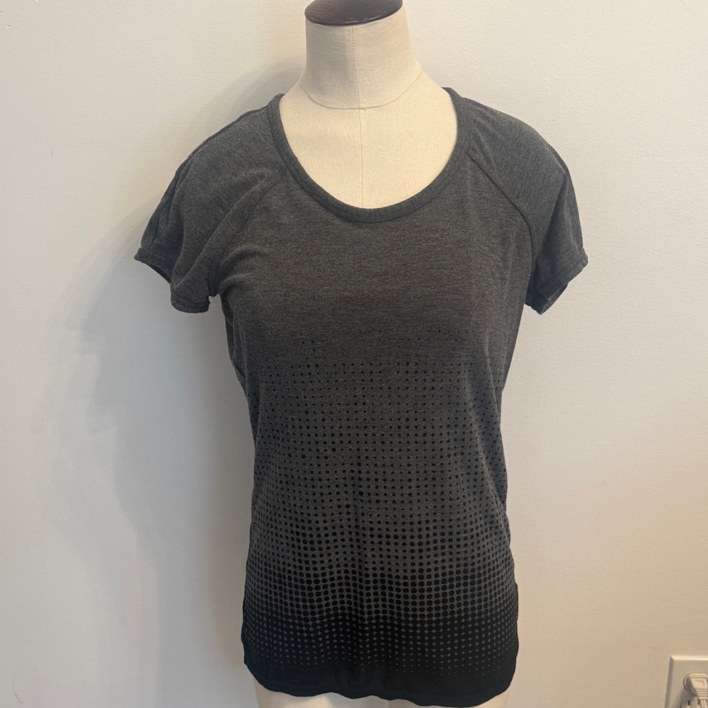 Athleta Life Force Tee Shirt Gray Gradient Ombre Dots Stretch Size Small